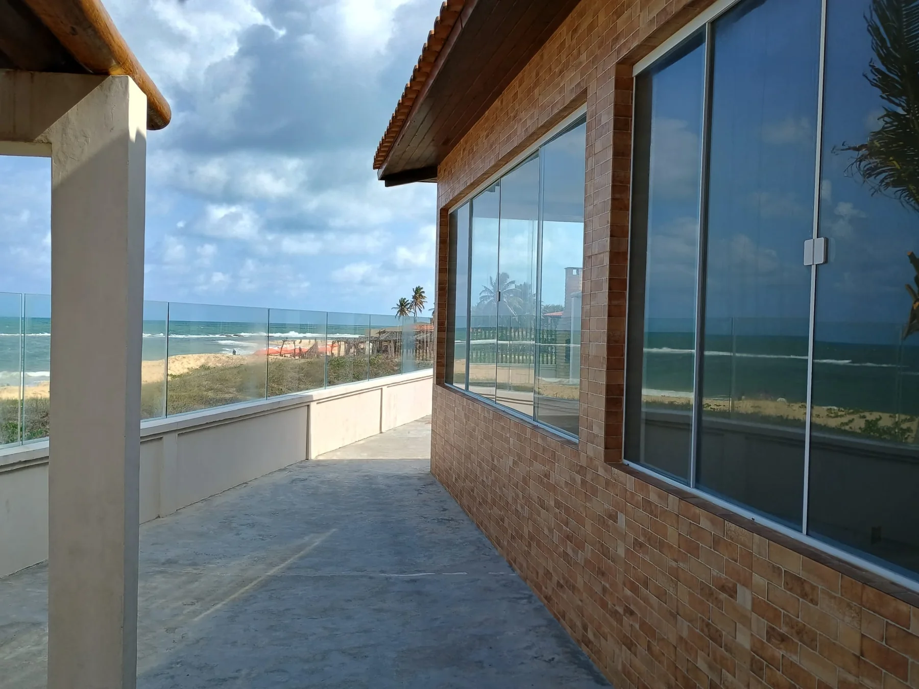 Varanda com vista para o mar