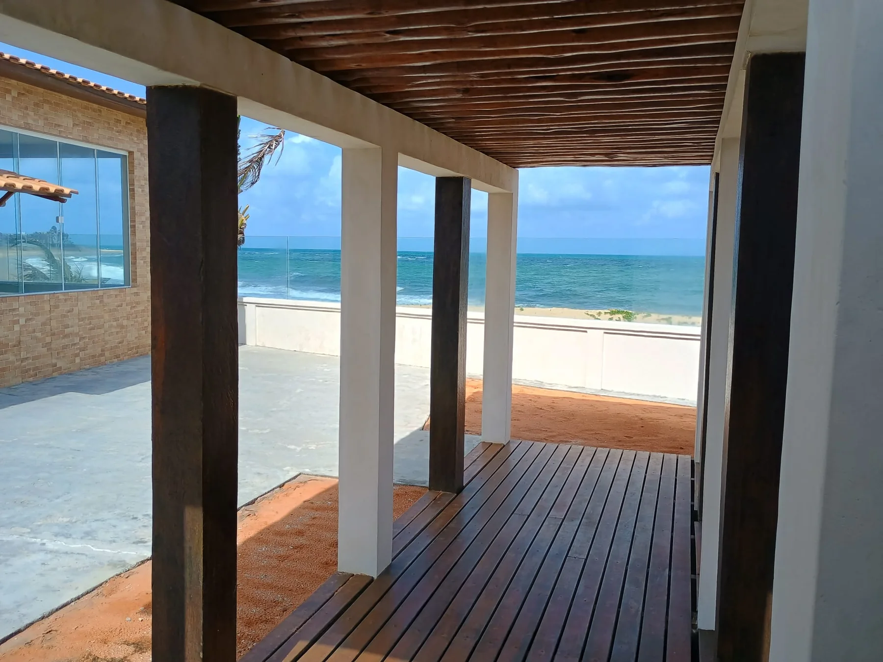 Deck sombreado diante do mar